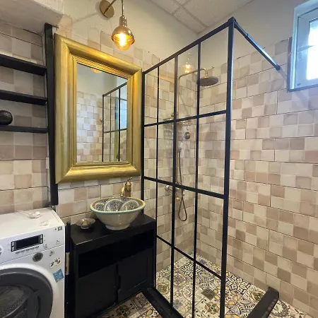 Artistic 2bd In A Peaceful Neighbourhood In Apartment *